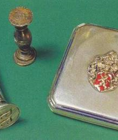 Pečatnjak iz 1785. god. i tabakera s grbom i pečatnjak